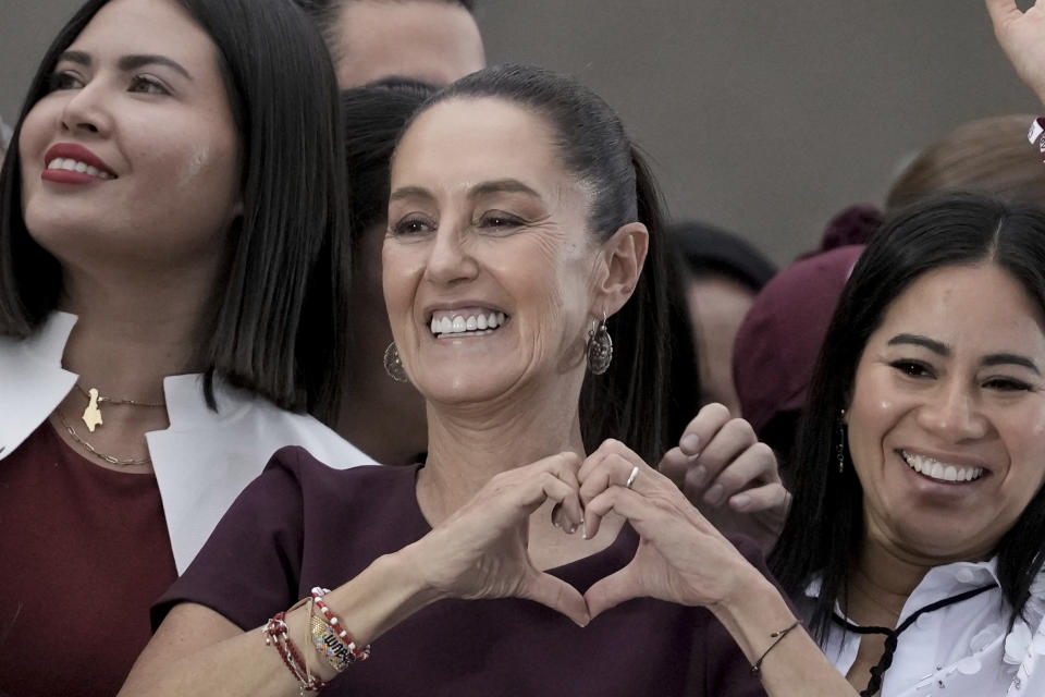 La candidata presidencial, Claudia Sheinbaum, saluda con una señal en forma de corazón en su mitin de cierre de campaña en el Zócalo de Ciudad de México, el miércoles 29 de mayo de 2024. (AP Foto/Eduardo Verdugo)