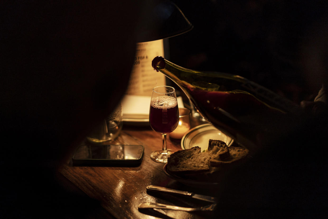 Una persona sirve una copa de vino en un bar de Nueva York, el 18 de noviembre de 2022. (Karsten Moran/The New York Times) 