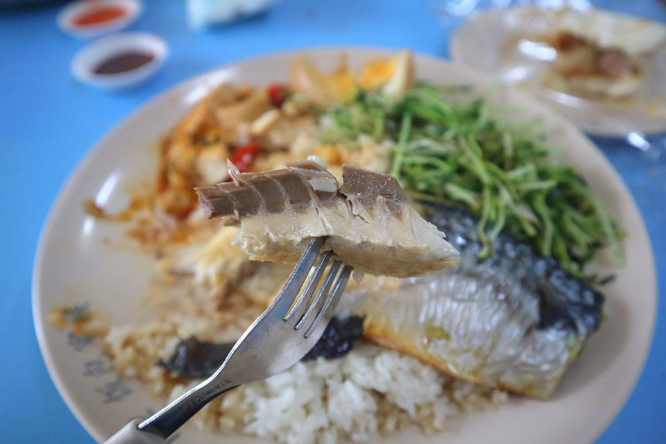 taiwan fan bao - saba fish closeup