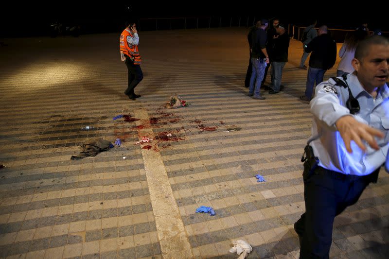 Un Palestinien a attaqué dix Israéliens à l'arme blanche, mardi dans la zone portuaire de Jaffa à Tel Aviv, faisant un mort et neuf blessés. L'attaque a eu lieu le long d'une promenade sur le front de mer, près d'une plage très prisée des touristes. /Photo prise le 8 mars 2016/REUTERS/Amir Cohen