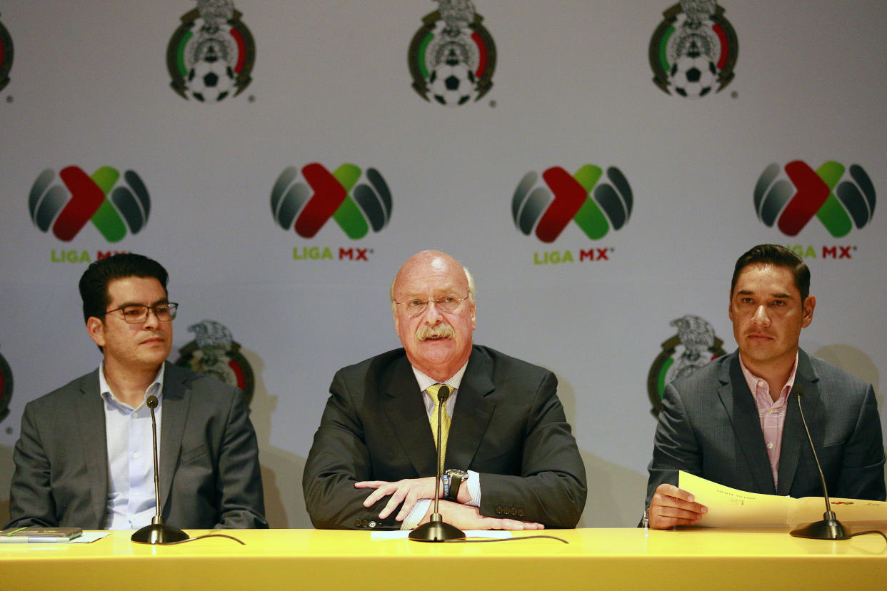 Álvaro Ortiz (I) Presidente de la AMF Pro, Enrique Bonilla (C) representante de la LIGA MX y Moisés Muñoz (D) Vocal de la AMF Pro durante la conferencia de prensa en la Casas del Futbol el 25 de Abril de 2018 en Toluca, México. / Foto: Jam Media