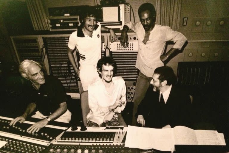 Spinetta, sentado en el estudio de Nueva York; parados, Mike Marcus (de indumentaria blanca y bigotes), creador del corto inédito sobre Vilas, y el productor George Butler; sentados, el ingeniero Frank Laico y el arreglador Torrie Zito