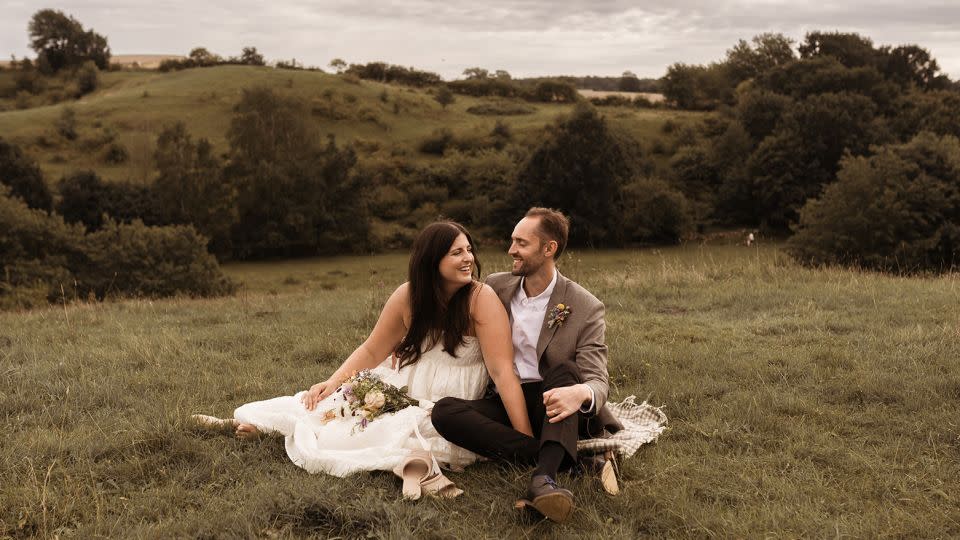 Here's Madeline and Sebastian on their wedding day in the Swedish countryside. - Fotograf Johanna Ellen/@fotografjohannaellen/www.fotografjohannaellen.com