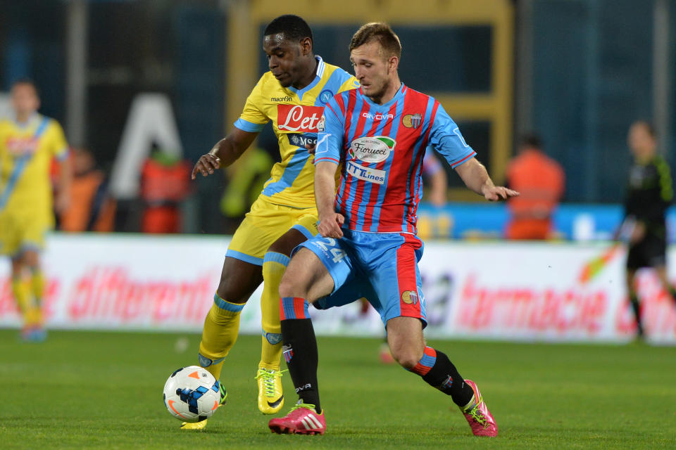 Napoli forward Duvan Zapata, left, of Colombia, challenges for the ball with Catania defender Norbert Gyomber, of Slovakia, during the Serie A soccer match between Catania and Napoli at the Angelo Massimino stadium in Catania, Italy, Wednesday, March 26, 2014. (AP Photo/Carmelo Imbesi)