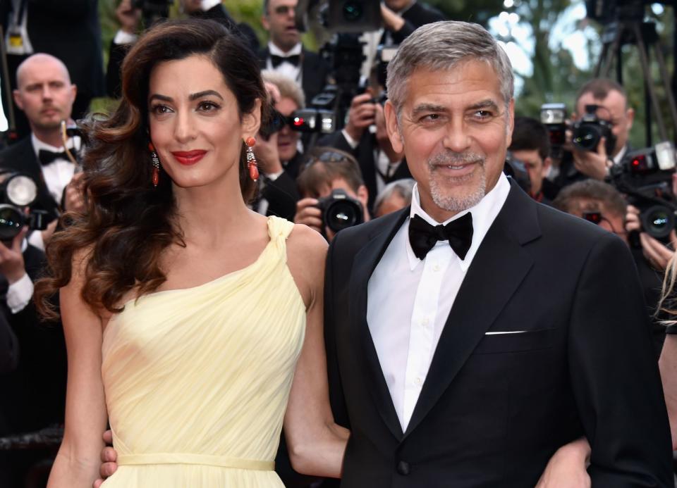 Kein Wunder, dass George Clooney der Frauenwelt den Kopf verdreht. Angesichts regelmäßig wechselnder Damen an seiner Seite dachte man jahrzehntelang, dass er einfach nicht zur Ehe tauge. Erst die Anwältin Amal Alamuddin schaffte, wovon viele vor ihr träumten. 2014 zelebrierten sie mit dem Hollywoodstar eine Traum-Hochzeit in Venedig, drei Jahre später wurde das Paar Eltern von Zwillingen. (Bild: Pascal Le Segretain/Getty Images)