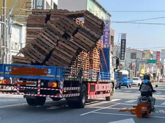 <strong>有民眾在台南市中正路二段上，目擊到一輛大貨車，上面載運的整車建築棧板。（圖／翻攝自爆料公社公開版）</strong>