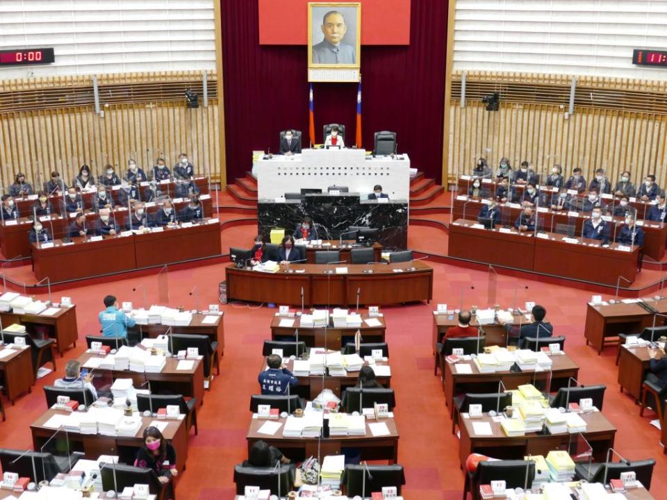 高雄市議會第9次臨時會22日劃下圓滿句點，議長曾麗燕閉幕致詞時，提醒市長陳其邁做好春節假期的防疫工作，同時呼籲全體市民配合防疫規定，嚴謹面對愈趨嚴峻的疫情。（記者吳文欽攝）