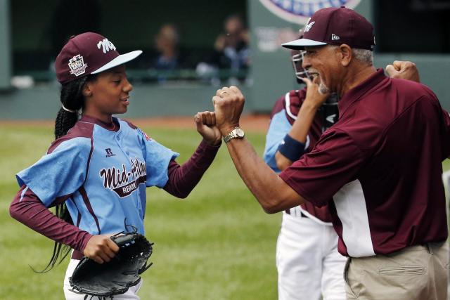 Female baseball phenom Mo'ne Davis, 13, becomes first ever Little Leaguer  to score Sports Illustrated cover