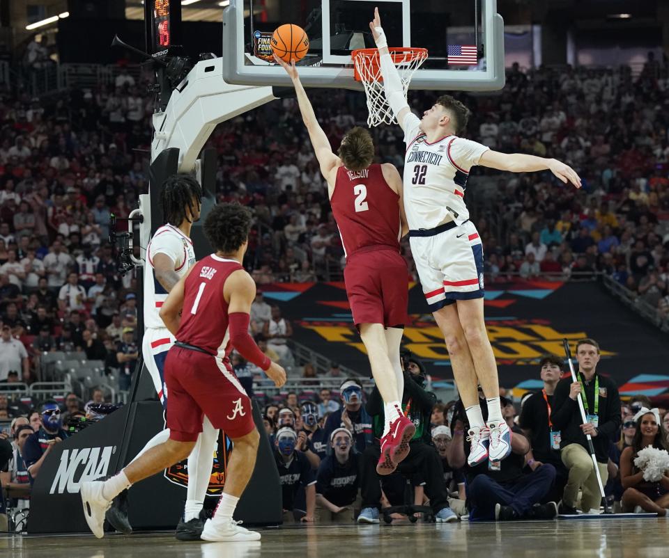 UConn center Donovan Clingan defends the shot by Alabama's Grant Nelson.