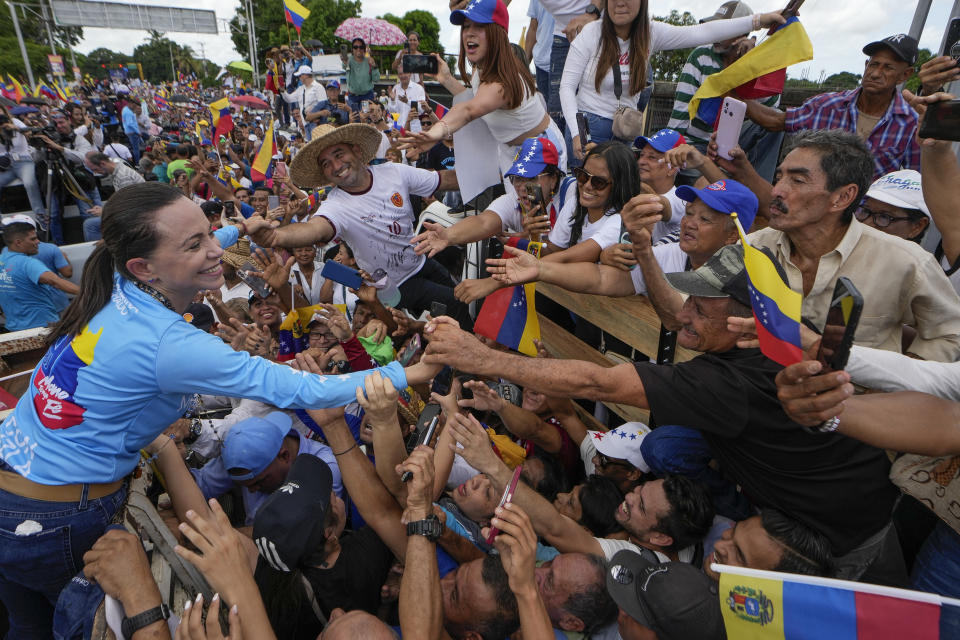 La líder opositora María Corina Machado saluda a sus seguidores en un acto de campaña por la candidatura presidencial de Edmundo González en Maturín, Venezuela, el sábado 20 de julio de 2024. Venezuela va a elecciones presidenciales el domingo 28 de julio. (AP Foto/Matías Delacroix)