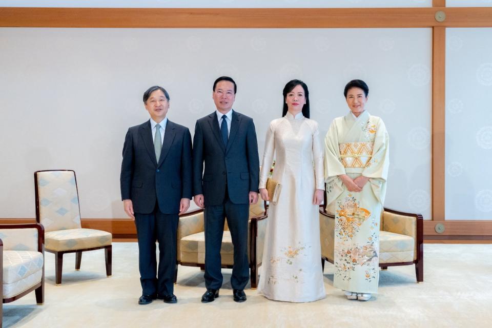 2023年11月28日，日本德仁天皇（左）、雅子皇后（右）在東京皇居會見越南國家主席武文賞與夫人潘氏清心。路透社