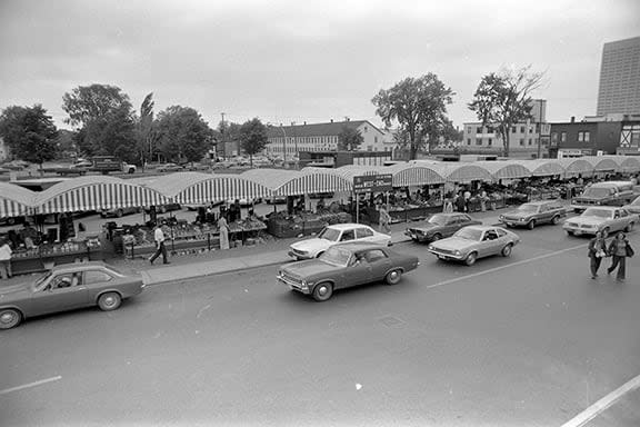 Cars make their way along Parkdale Avenue as people shop at the market on Sept. 9, 1977.
