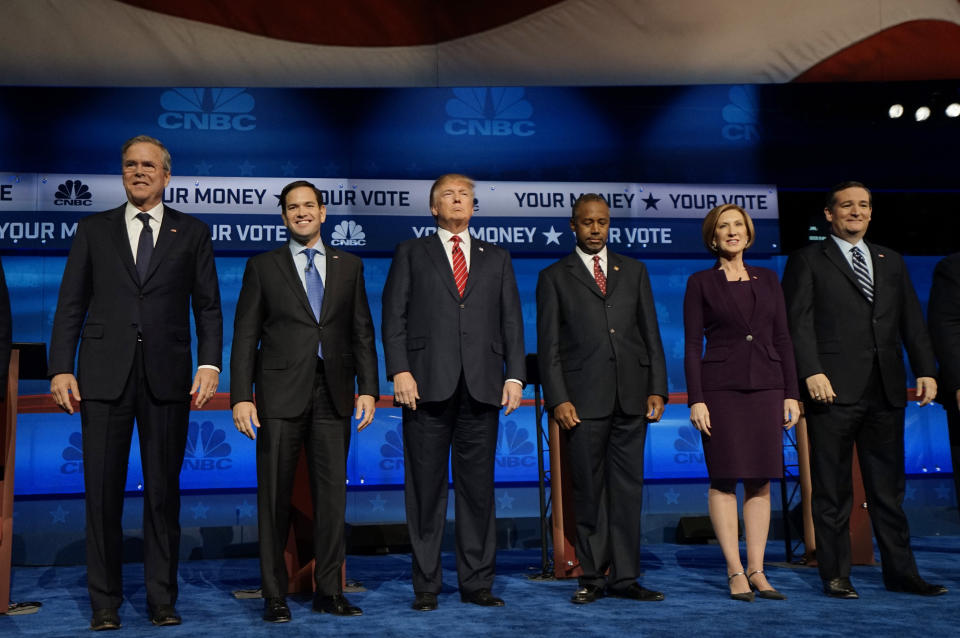 Republican U.S. presidential candidates (L-R) former Governor Jeb Bush, U.S. Senator Marco Rubio, businessman Donald Trump, Dr. Ben Carson, former HP CEO Carly Fiorina and U.S. Senator Ted Cruz pose before the start of  the 2016 U.S. Republican presidential candidates debate held by CNBC in Boulder, Colorado, October 28, 2015. REUTERS/Rick Wilking 