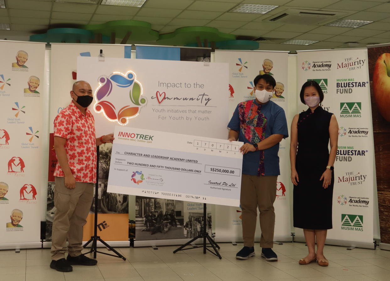 Tony Tan (left), CEO of Innotrek, presents a cheque of $250,000 for the “Impact to the Community by Youth” grant to Delane Lim, co-Founder and executive director of CLA, in the presence of Gan Siow Huang, Minister of State for Education and Manpower. (PHOTO: Character and Leadership Academy)