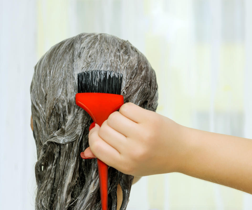 Los químicos dañinos de tu tinte de cabello terminan en el agua, contaminándola. Foto. Getty Images