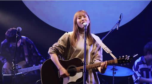 今年2月她舉辦個人演唱會在舞台拿著吉他活蹦亂跳。（圖／翻攝自麻美由真推特）