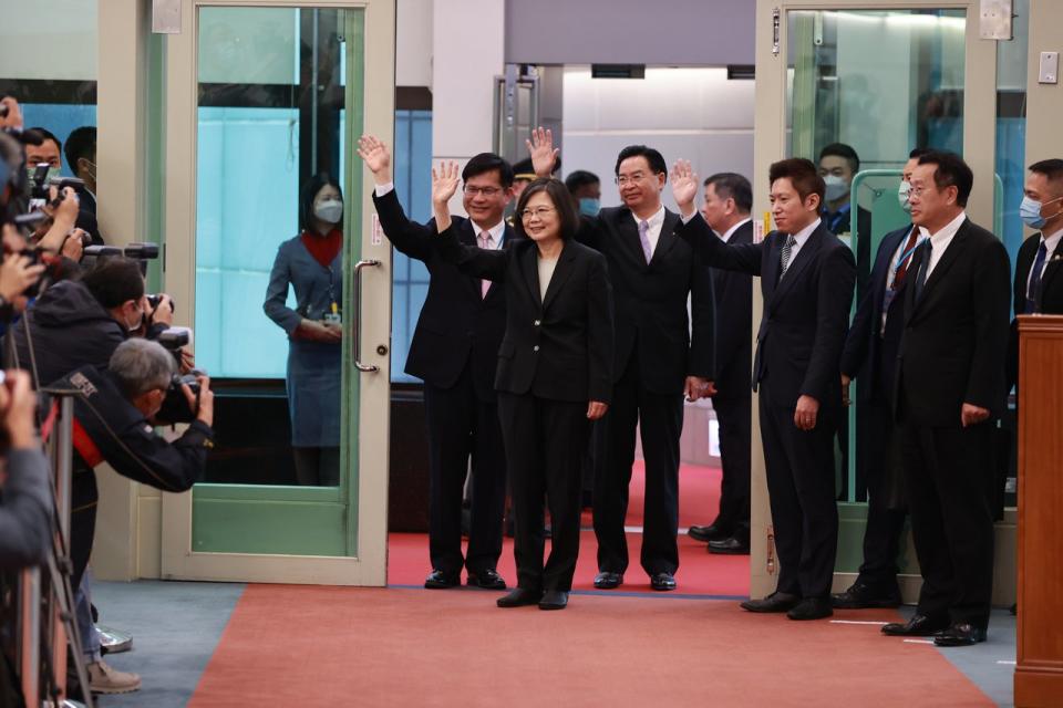 中華民國總統蔡英文出訪，搭機前揮手向媒體道別。（記者黃仲明／攝影）