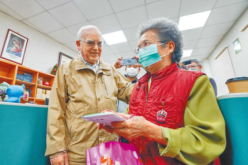 何姓老婦將賣菜所賺的800元捐給羅東聖母醫院，希望能幫助義大利抗疫。