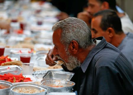 Muslims eat meals prepared by Coptic Christians during Ramadan in Cairo, Egypt June 18, 2017. Picture taken June 18, 2017. REUTERS/Mohamed Abd El Ghany