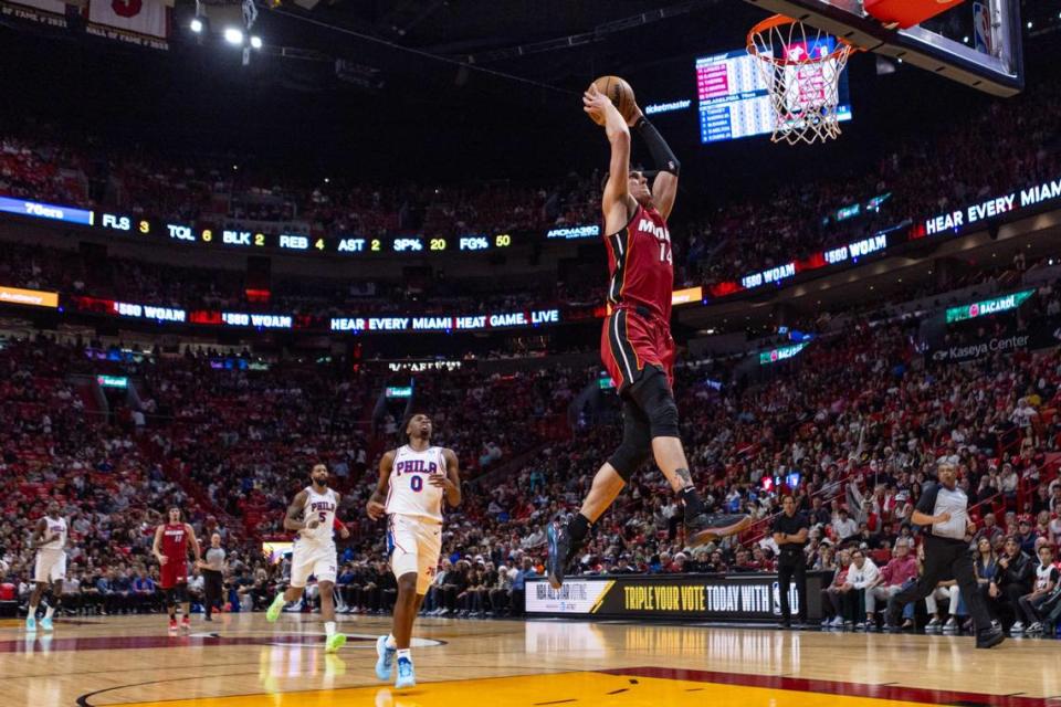 El escolta del Heat Tyler Herro clava la pelota en el partido contra los 76ers de Filadelfia, celebrado el 25 de diciembre de 2023 en Miami.