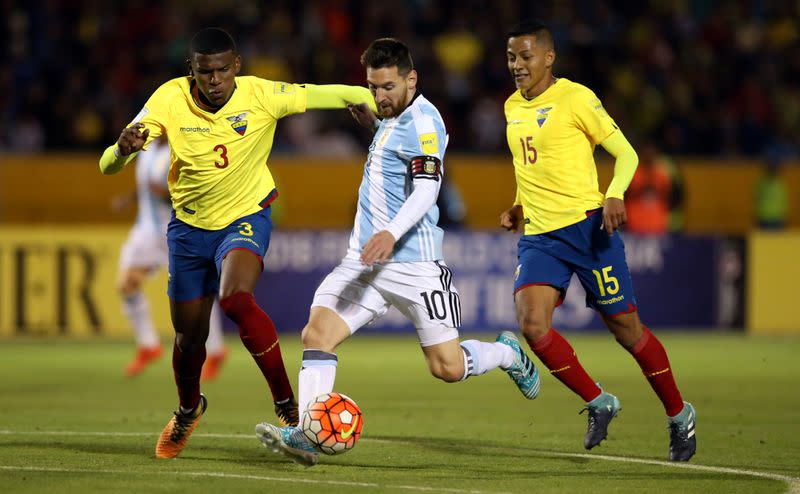 Imagen de archivo del delantero argentino Lionel Messi anotando un gol ante Ecuador en las eliminatorias del Mundial 2018 en el Estadio Olímpico Atahualpa de Quito, Ecuador.