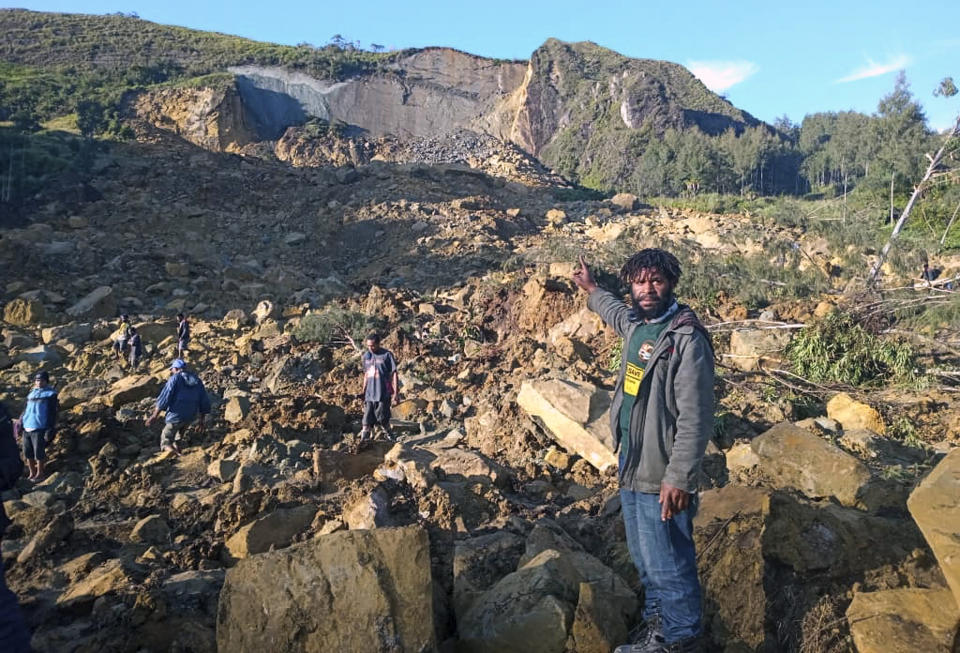 Las personas buscan a los desaparecidos en Maip Mulitaka en Papua Guinea tras las avalanchas.  (Foto: STR/AFP via Getty Images)