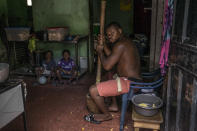 <p>A Garifuna man in his house with his children. The Afro-Honduran communities are an example of internal migration in the country. They live mainly on the Atlantic coasts and the islands, but some are forced to move to the big cities to find a job.<br>Garifunas oppose their forced displacement from traditional lands by tourism and residential development projects, and for this reason among others suffer repression and isolation. (Photo: Francesca Volpi) </p>