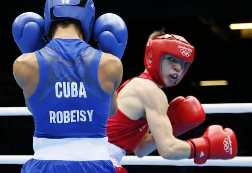 El irlandés Michael Conlan (D) se enfrenta al cubano Robeisy Ramírez durante la semifinal de -52 kilos, el 10 de agosto de 2012. El último programa de finales del torneo arranca en el ExCel Arena del este de Londres desde las 13:30 locales, con cinco peleas por las medallas de oro de las divisiones de los 52, 60, 69, 81 y más de 91 kilogramos. (AFP | jack guez)