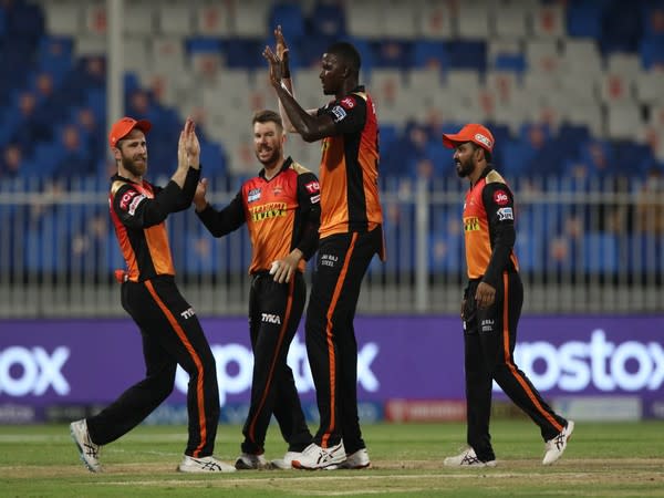 Jason Holder with SRH players (Photo: Twitter/IPL)