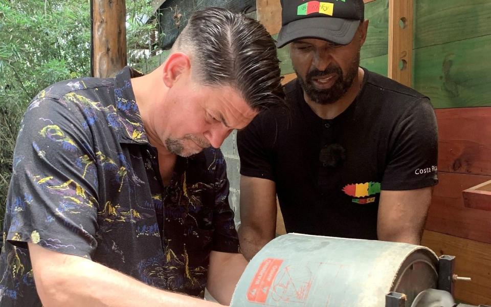 Zum Auftakt muss Tim Mälzer nach Costa Rica. Seine Herausforderung: eine herzhafte Fischsuppe und traditionelle Guacamole in einem Körbchen aus frittierter Kochbanane. (Bild: RTL / Endemol Shine / Teresa Orti von Havranek)