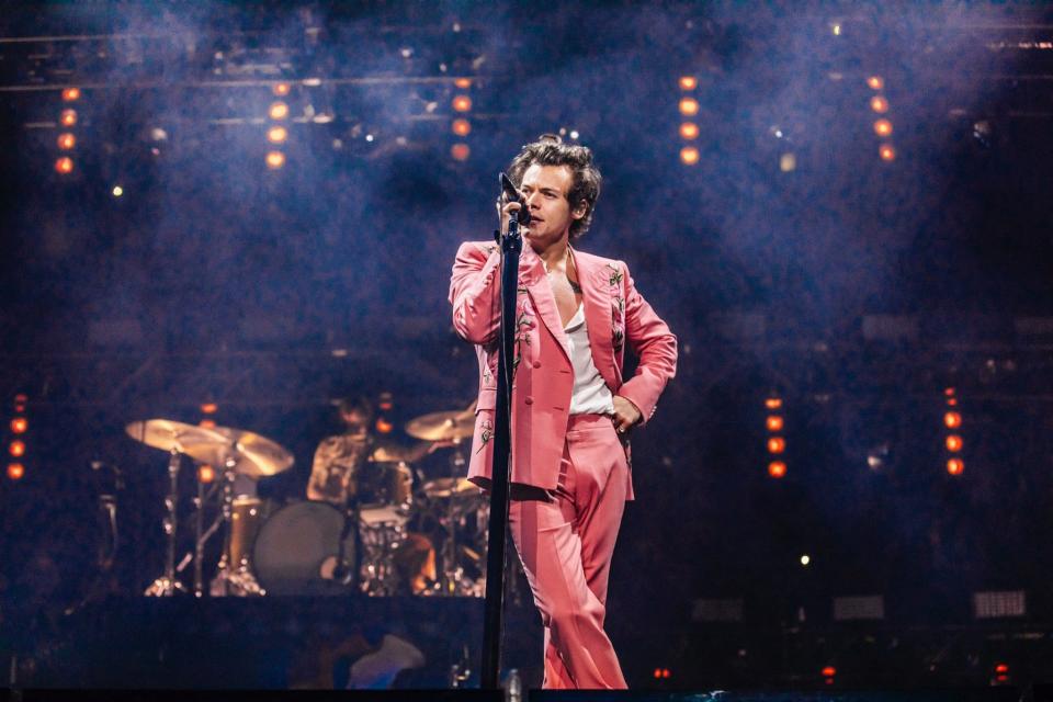 ▲Harry Styles 在演唱會上穿著全套粉色西裝表演。（圖／FB@harrystyle）