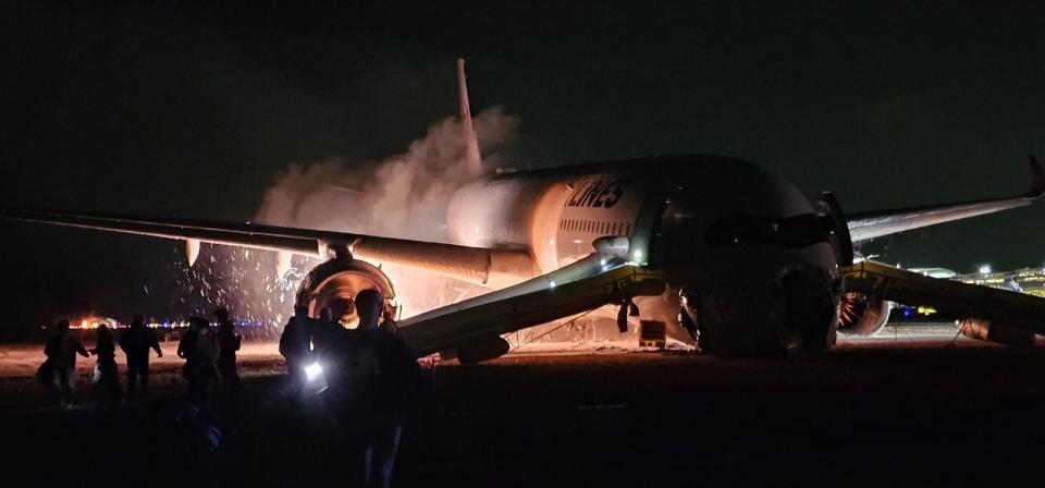 羽田機場2日晚間因飛機擦撞，導致跑道陷入火海，目前航道全數關閉中。（翻攝自X）