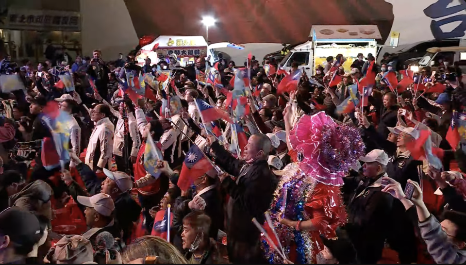 國民黨侯康配開票之夜，支持者不捨侯友宜，大聲喊「侯友宜加油，國民黨加油」。侯辦直播