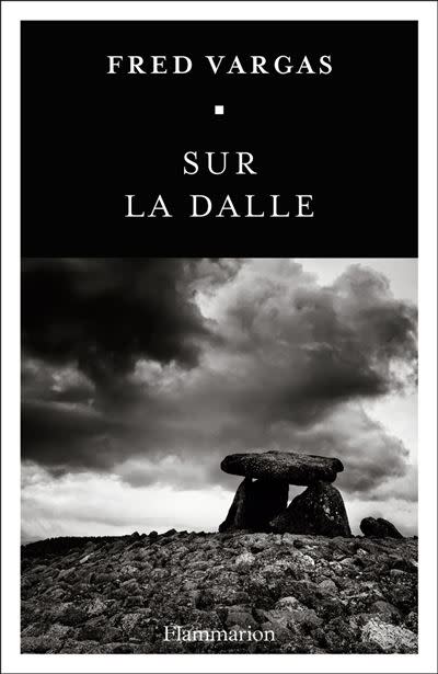 <p>Après six ans d’absence, <a href="https://www.elle.fr/Loisirs/Livres/News/Polar-Fred-Vargas-revient-avec-un-nouveau-roman-apres-six-ans-d-absence-4126721" rel="nofollow noopener" target="_blank" data-ylk="slk:Fred Vargas revient avec un nouveau roman;elm:context_link;itc:0;sec:content-canvas" class="link ">Fred Vargas revient avec un nouveau roman</a> et son personnage fétiche : le commissaire Adamsberg. Un polar addictif à souhait qui le mène chez les Bretons, dans la petite ville de Louviec. Dans cette dixième affaire, le suspect est une personnalité locale, parent du célèbre Chateaubriand. Mais le seul à être persuadé de son innocence, c’est Adamsberg. Avec « Sur la dalle », Fred Vargas signe un roman palpitant, à l’image des précédents, difficile à lâcher.</p><br>