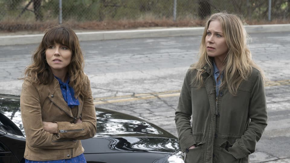 Linda Cardellini and Christina Applegate in "Dead to Me." - Saeed Adyani / Netflix/DTM_106_Unit_00530.dng/Saeed Adyani / Netflix