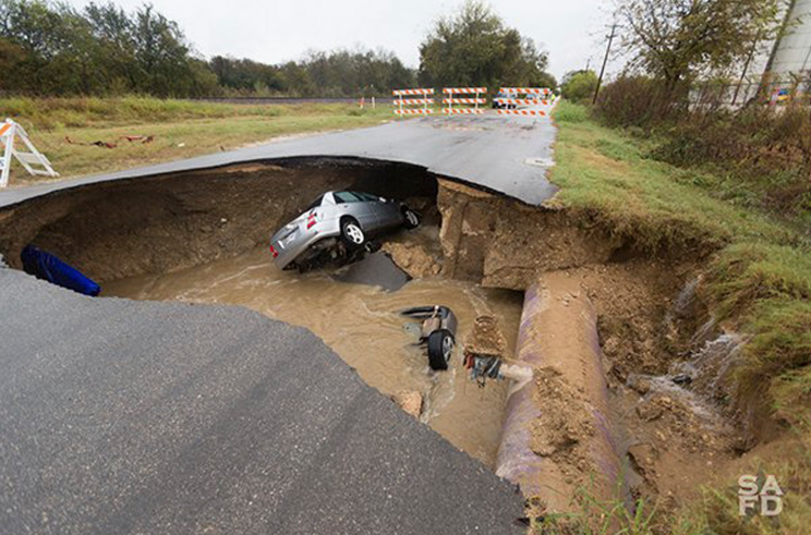 The sinkhole in San Antonio, Texas (Credit Time/SAFD)