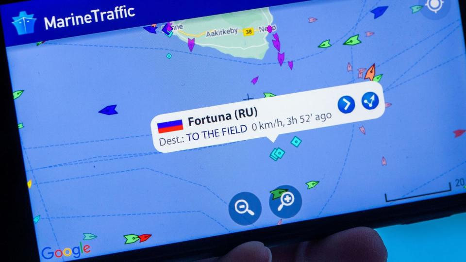 Auf einem Smartphone-Monitor ist die App «MarineTraffic» zu sehen, die die Position des russischen Verlegeschiffs Fortuna vor der Ostseeinsel Bornholm (Dänemark) anzeigt.