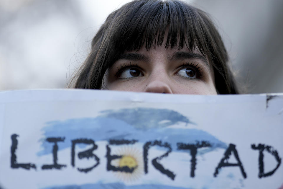 Una mujer con un cartel que defiende la libertad en una protesta en la Plaza de Mayo en reclamo de la liberación de los detenidos en las manifestaciones frente al Congreso de la semana anterior, en Buenos Aires, Argentina, el martes 18 de junio de 2024. (AP Foto/Natacha Pisarenko)