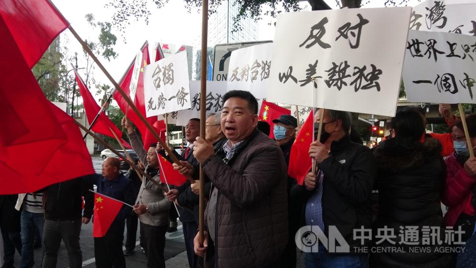 總統蔡英文4日晚間抵達洛杉磯下榻飯店，立場不同的在美的大陸人團體互相對峙。（中央社）
