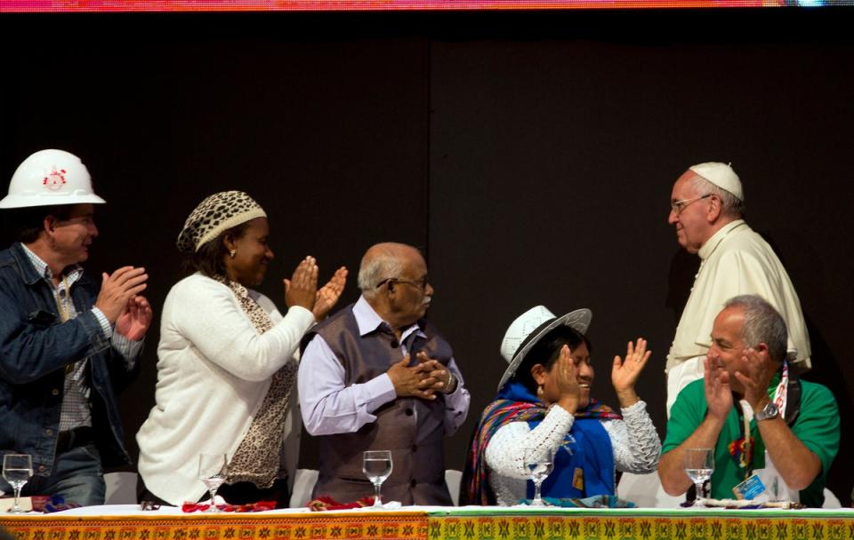 ARCHIVO — Los delegados aplauden al papa Francisco, a la derecha, durante el segundo Encuentro Mundial de Movimientos Populares en Santa Cruz, Bolivia, el jueves 9 de julio de 2015. Durante su visita, Francisco pidió perdón por los agravios cometidos por la iglesia contra los pueblos indígenas durante la conquista de América. (Foto de AP/Rodrigo Abd, Archivo) (Copyright 2022 The Associated Press. Todos los derechos reservados)