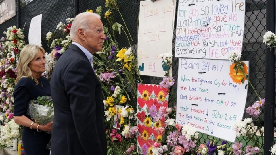 El presidente Joe Biden y su esposa Jill visitaron el viernes el muro donde se homenajea a las víctimas de Surfside