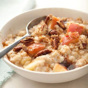 Oatmeal with Apples, Pecans, and Cinnamon