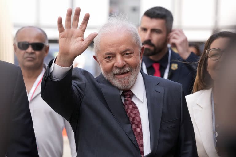 El presidente electo de Brasil, Luiz Inacio Lula da Silva, saluda al arribar a la cumbre climática de la ONU COP27, el miércoles 16 de noviembre de 2022, en Sharm el-Sheij, Egipto
