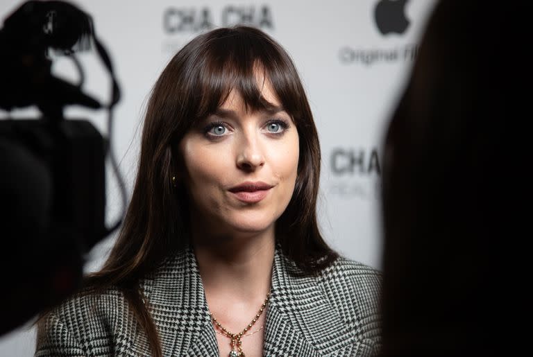 Dakota Johnson es entrevistada en el estreno de la noche de clausura de Cha Cha Real Smooth durante el Festival Internacional de Cine de San Francisco