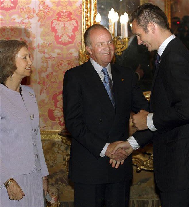 Urdangarin junto a los entonces reyes de España