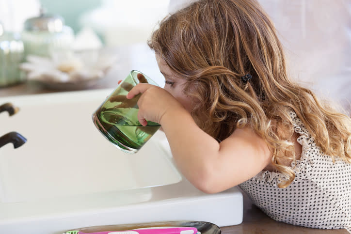 El agua del grifo sería una gran aliada de la salud dental de los niños. – Foto: Fabrice LEROUGE/Getty Images