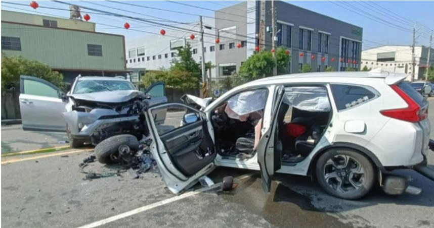 彰化埔心上午發生嚴重車禍，5車撞成一團，4人輕重傷送醫。（圖／翻攝照片）