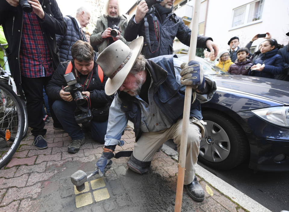 <p>El proyecto de colocar piedras que llevan inscripciones con nombres y fechas de vida a la entrada de las casas de los judíos exterminados por los nazis es una iniciativa del artista Gunter Demnig (en la foto), quien lo inició hace unos 20 años. (Arne Dedert/dpa via AP) </p>