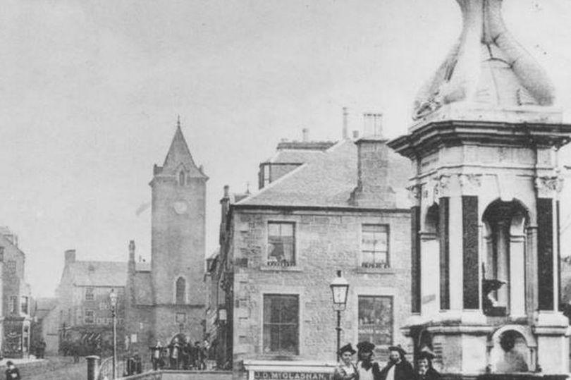 Historic picture of the Murray Fountain in the centre of Crieff