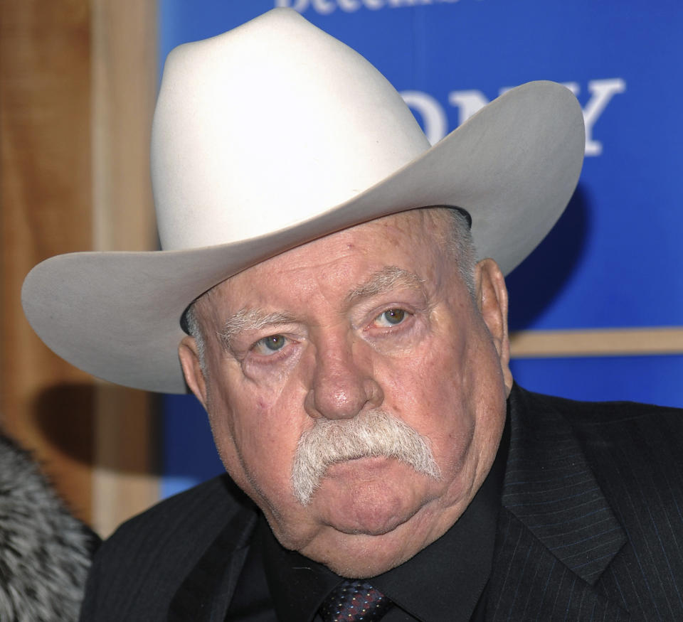 En esta foto del 14 de diciembre de 2009, el actor Wilford Brimley asiste al estreno de "Did You Hear About The Morgans" en el Teatro Ziegfeld en Nueva York. Brimley, conocido por películas que incluyen "Cocoon", "The Natural" y "The Firm", murió el sábado 1 de agosto del 2020 en un hospital en Utah. Tenía 85 años. (AP Foto/Evan Agostini, Archivo)